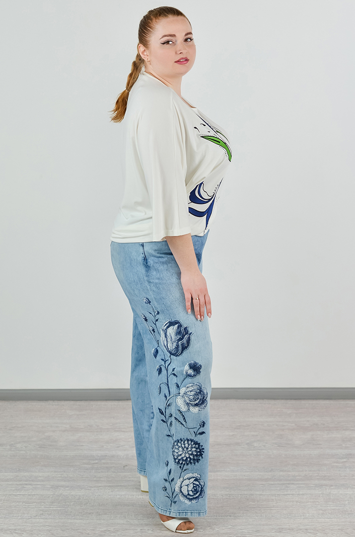 Широкі блакитні джинси з квітковою аплікацією та стразами великих розмірів