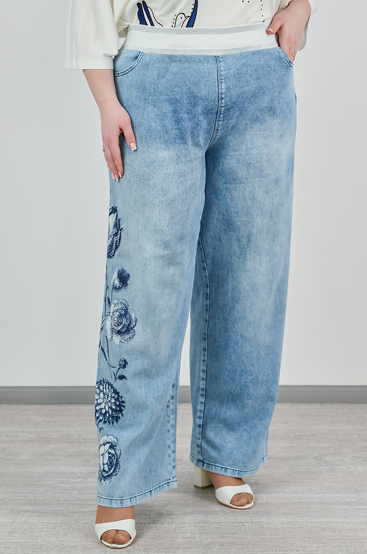 Широкі блакитні джинси з квітковою аплікацією та стразами великих розмірів