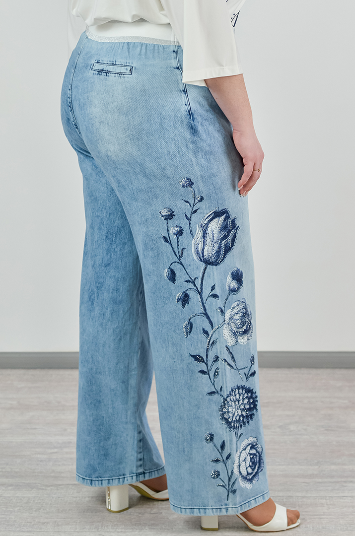 Широкі блакитні джинси з квітковою аплікацією та стразами великих розмірів