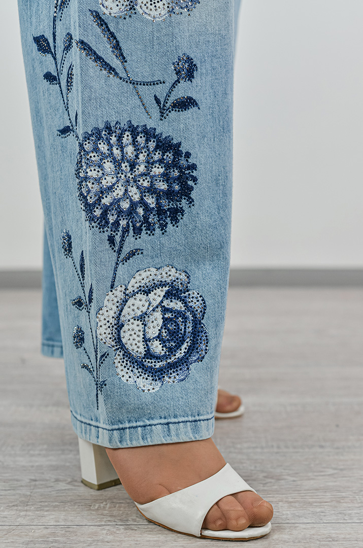 Широкі блакитні джинси з квітковою аплікацією та стразами великих розмірів