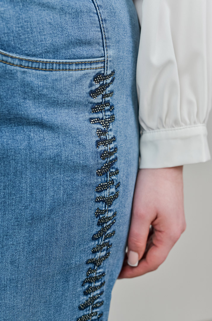 Зауженные джинсы с декором по бокам голубого цвета больших размеров