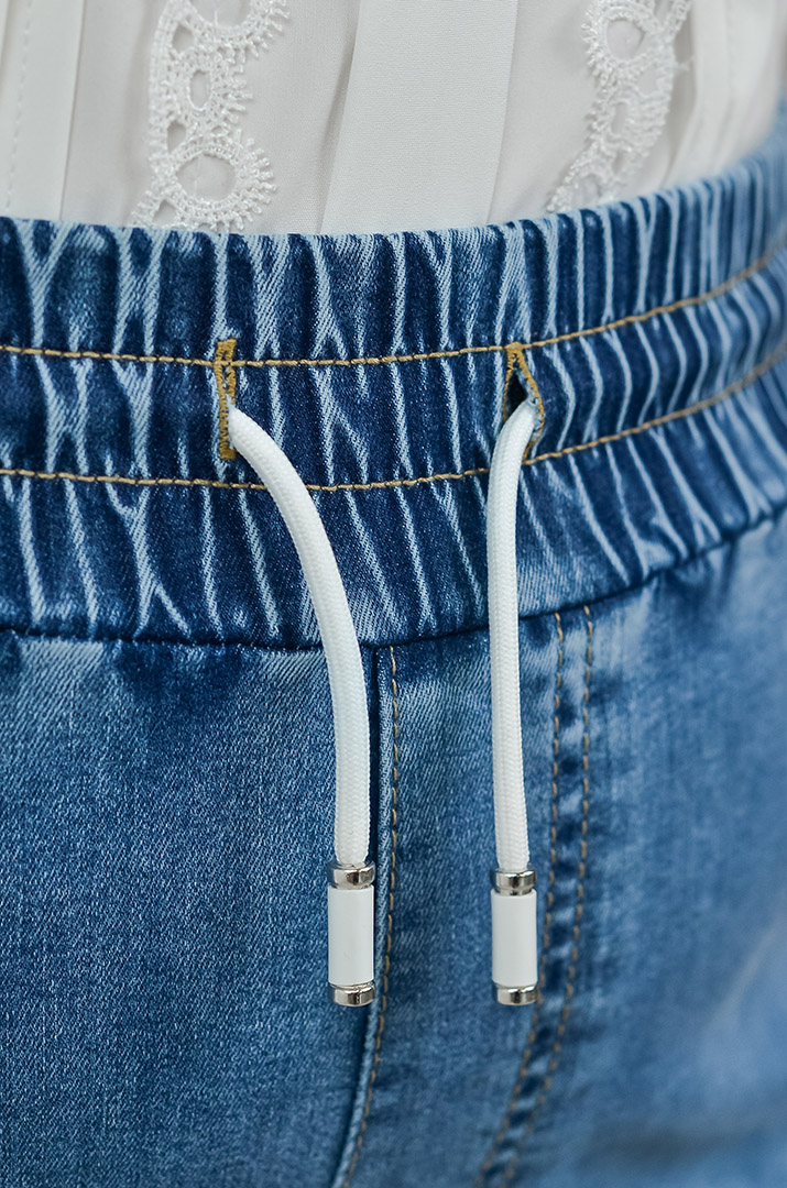 Зауженные джинсы с декором по бокам голубого цвета больших размеров