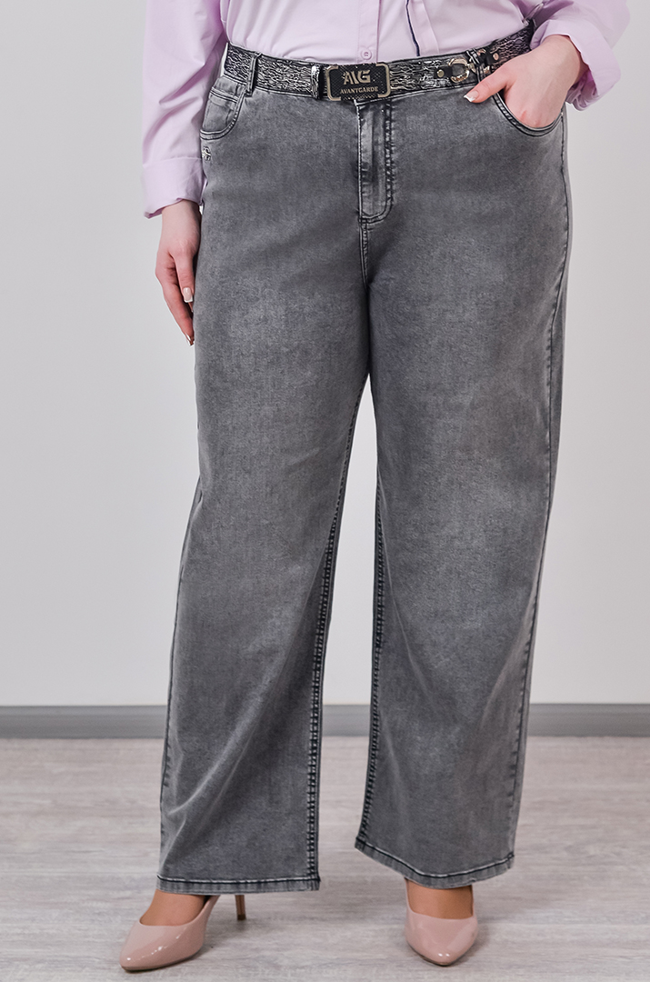 Джинсы серого цвета с карманами и акцентным ремнем больших размеров