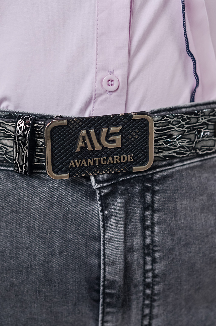 Джинсы серого цвета с карманами и акцентным ремнем больших размеров