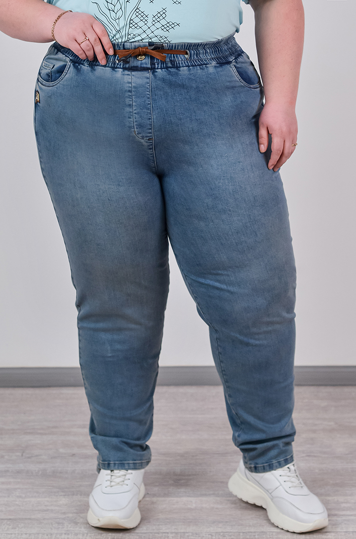 Джинсы зауженные голубого цвета с акцентом на поясе больших размеров