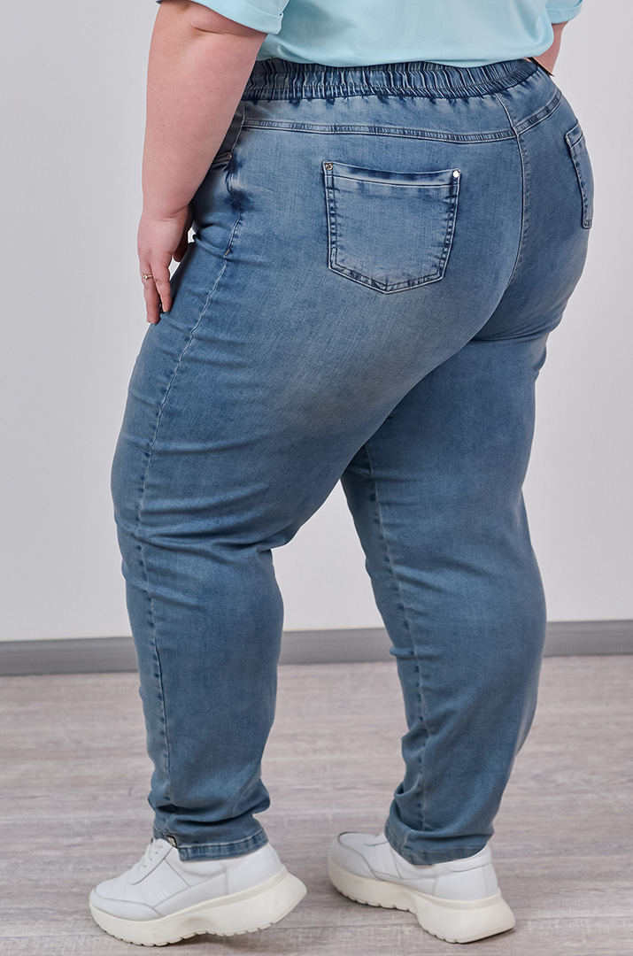 Джинсы зауженные голубого цвета с акцентом на поясе больших размеров