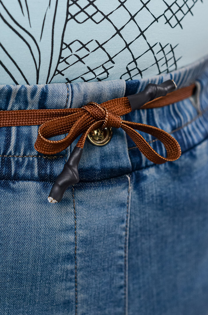 Джинсы зауженные голубого цвета с акцентом на поясе больших размеров