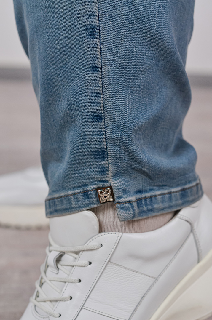 Джинсы зауженные голубого цвета с акцентом на поясе больших размеров