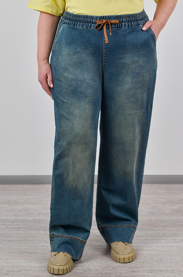 Джинсы прямого кроя с декоративной строчкой на манжете больших размеров