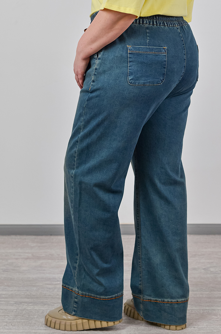 Джинсы прямого кроя с декоративной строчкой на манжете больших размеров