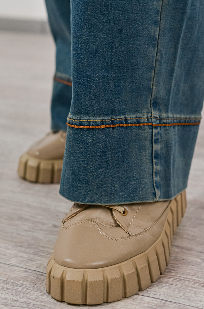 Джинсы прямого кроя с декоративной строчкой на манжете больших размеров