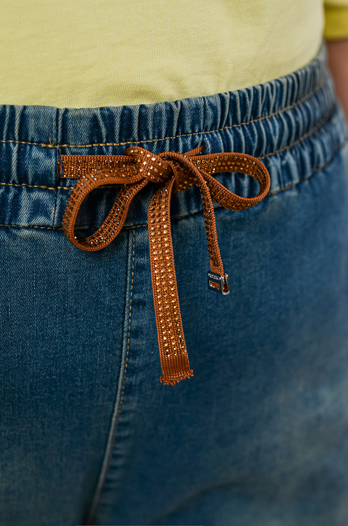 Джинсы прямого кроя с декоративной строчкой на манжете больших размеров