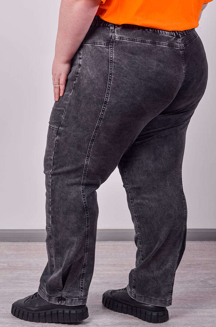 Джинсы графитового оттенка с декоративными швами больших размеров