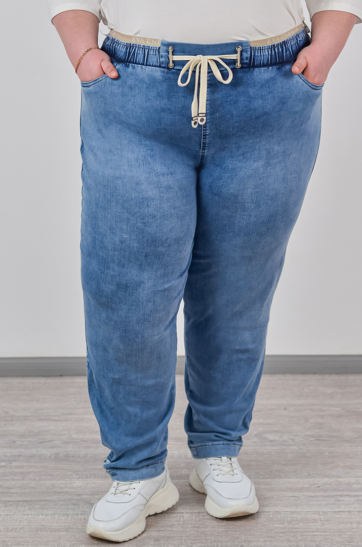 Джинсы 7/8 с акцентной бабочкой из стразов больших размеров