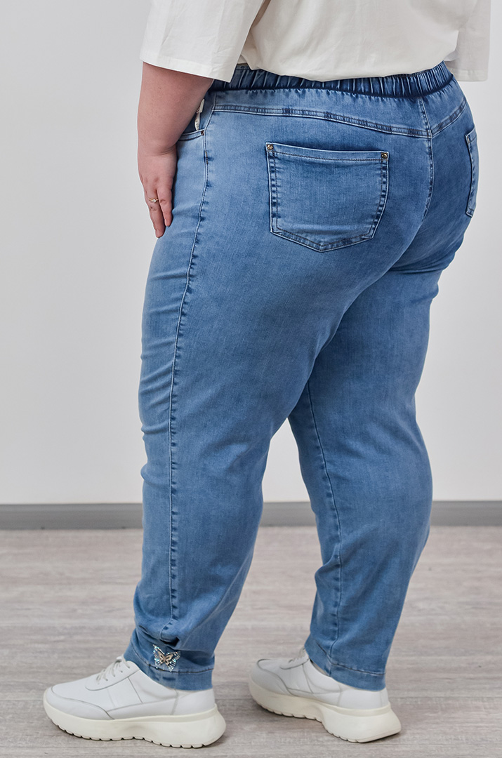 Джинсы 7/8 с акцентной бабочкой из стразов больших размеров