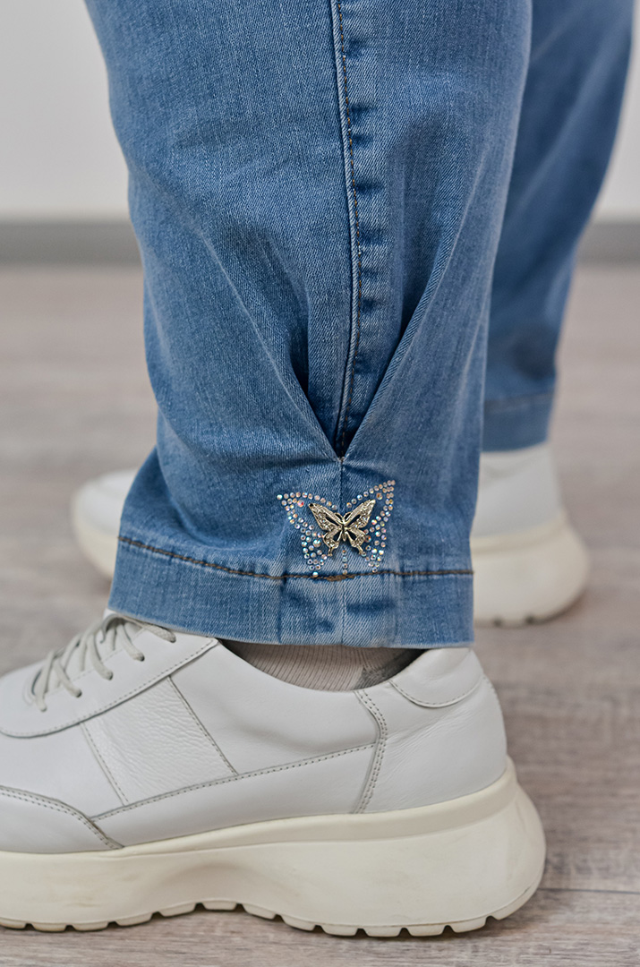 Джинсы 7/8 с акцентной бабочкой из стразов больших размеров