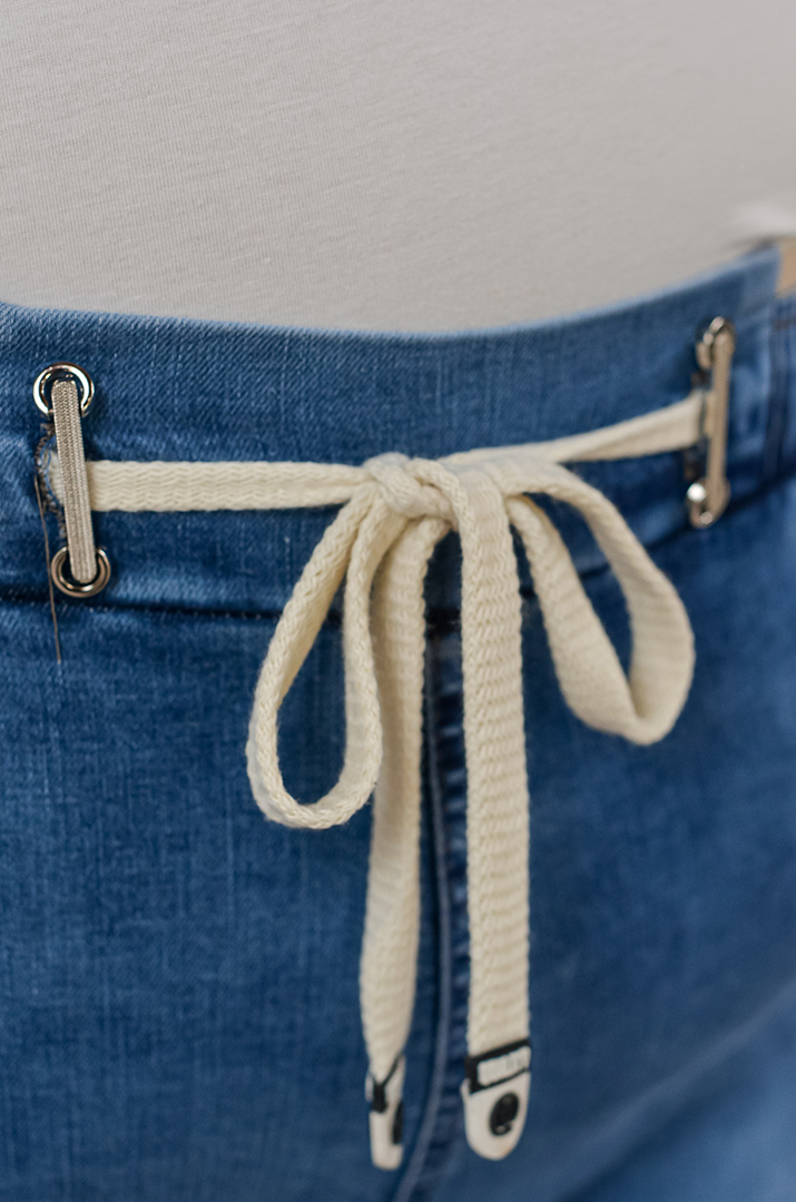 Джинсы 7/8 с акцентной бабочкой из стразов больших размеров