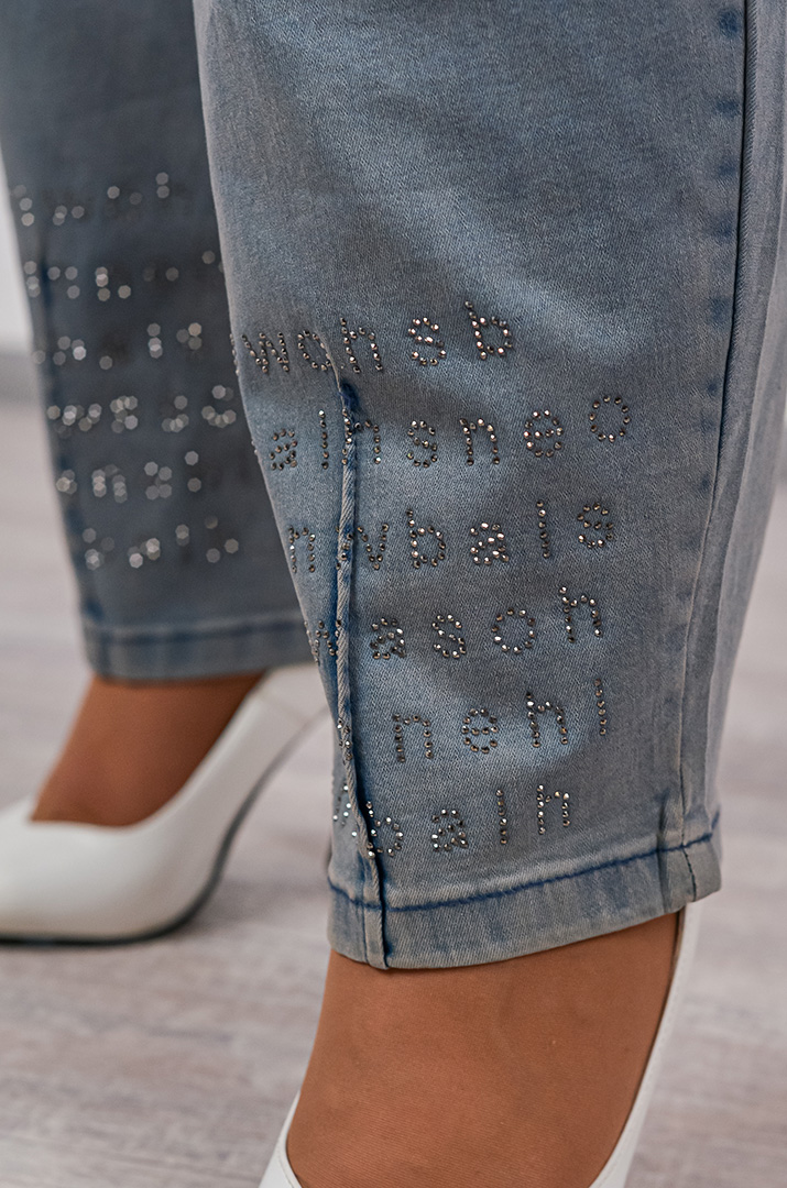 Джинсы бананы голубые с декоративной отделкой больших размеров