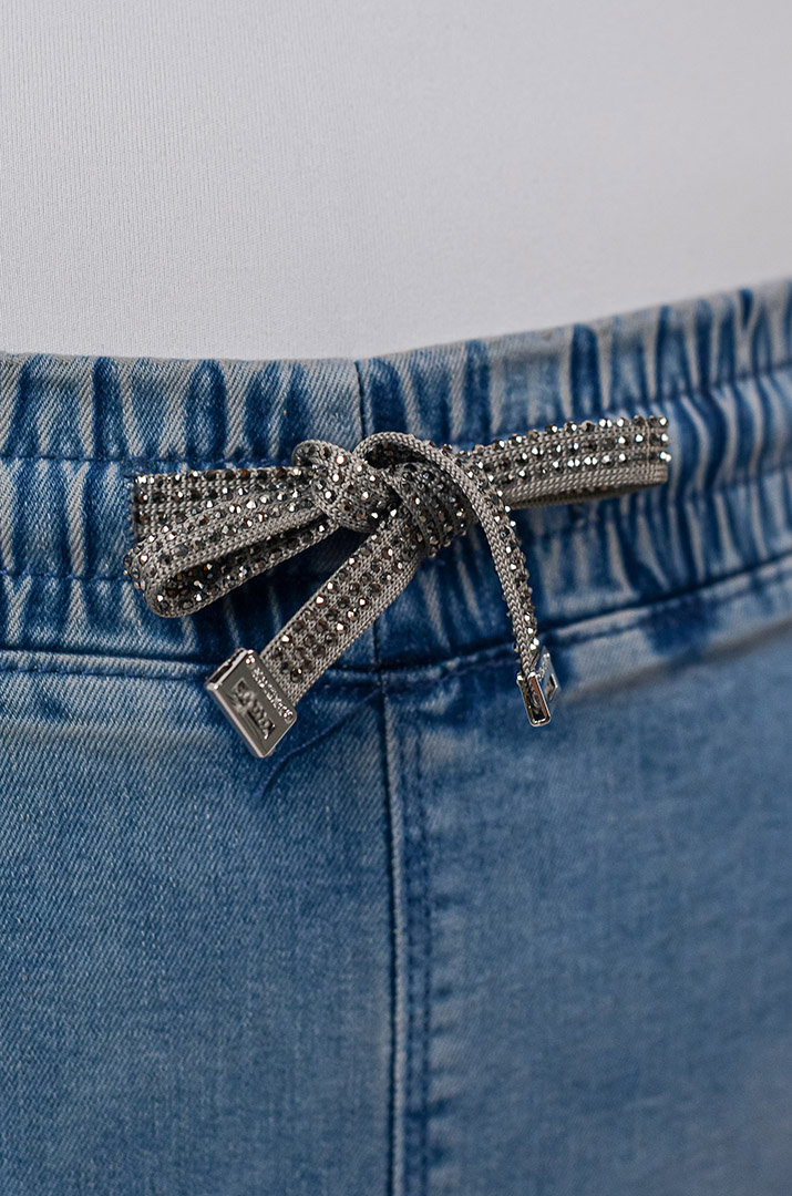 Джинсы бананы голубые с декоративной отделкой больших размеров