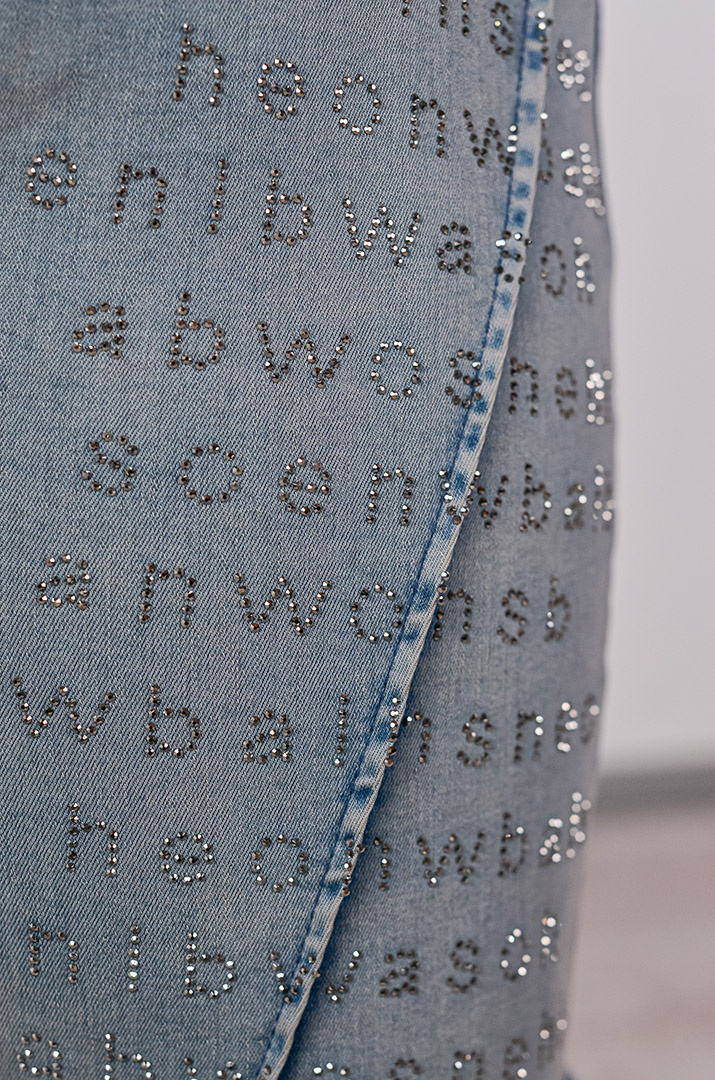 Джинсы бананы голубые с декоративной отделкой больших размеров