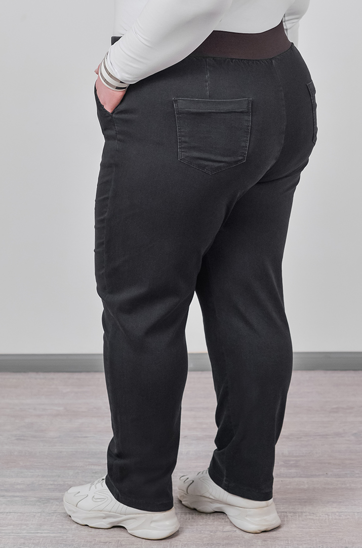 Джинсы зауженного кроя черного цвета с надписью на поясе больших размеров