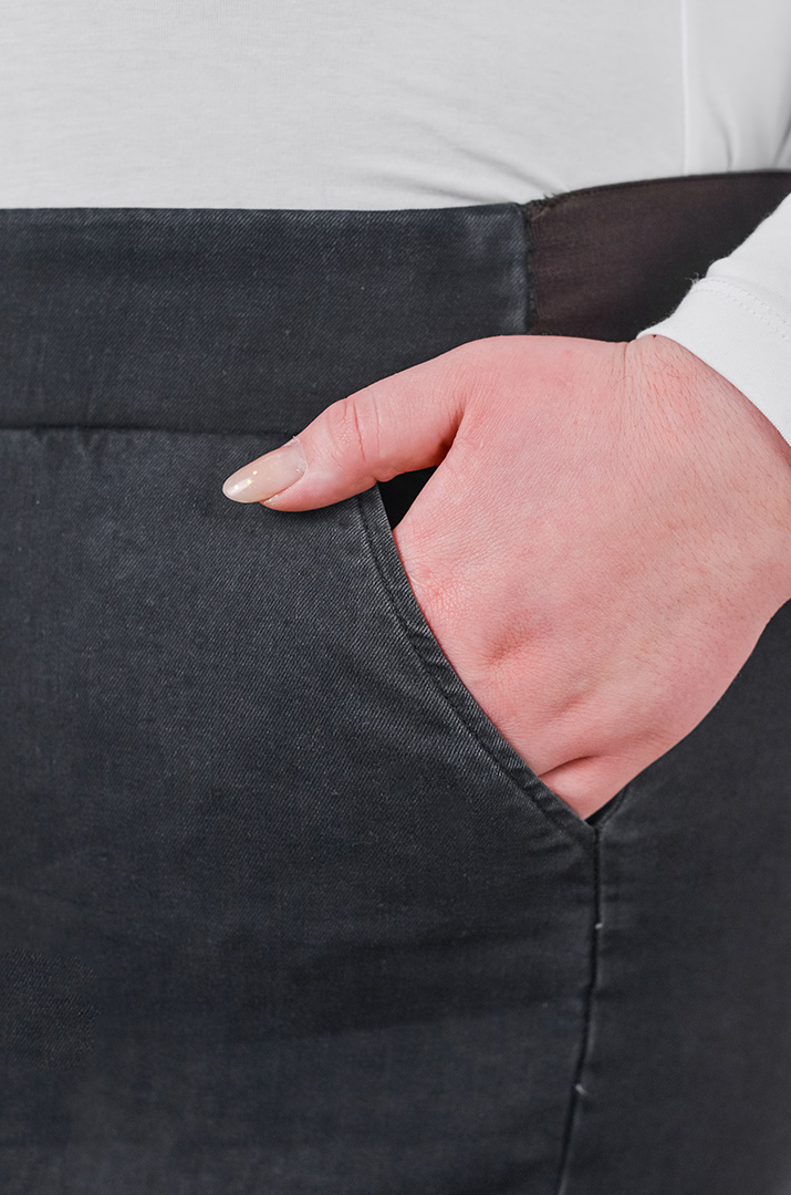 Джинсы зауженного кроя черного цвета с надписью на поясе больших размеров