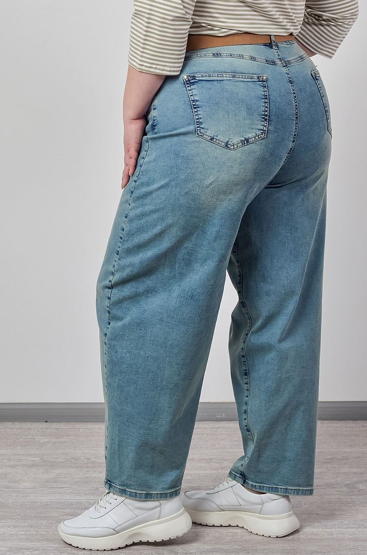 Джинсы бананы с боковой молнией и декоративными потертостями больших размеров