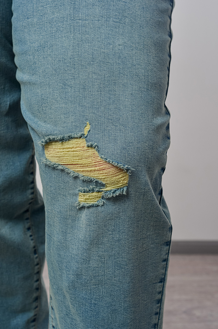 Джинсы бананы с боковой молнией и декоративными потертостями больших размеров