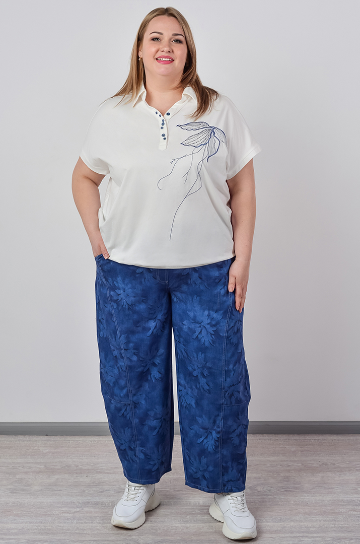 Джинсы бананы в синем цвете со стилизованным рисунком больших размеров