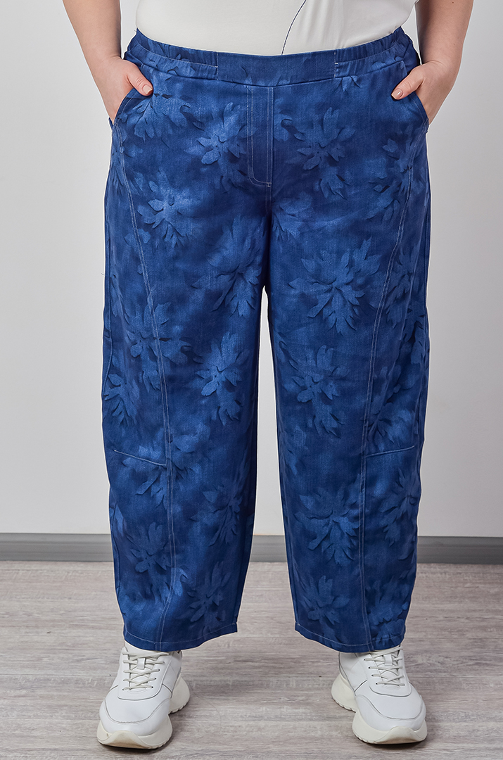 Джинсы бананы в синем цвете со стилизованным рисунком больших размеров