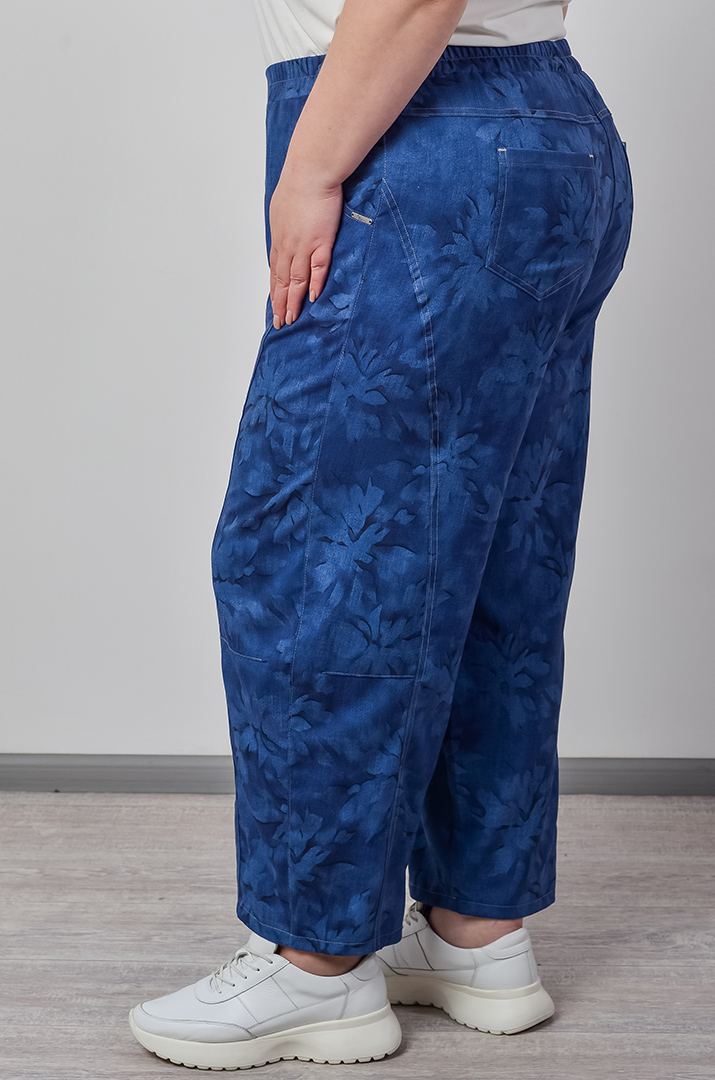 Джинсы бананы в синем цвете со стилизованным рисунком больших размеров