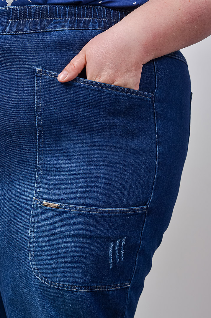 Джинсы бананы с накладными карманами больших размеров