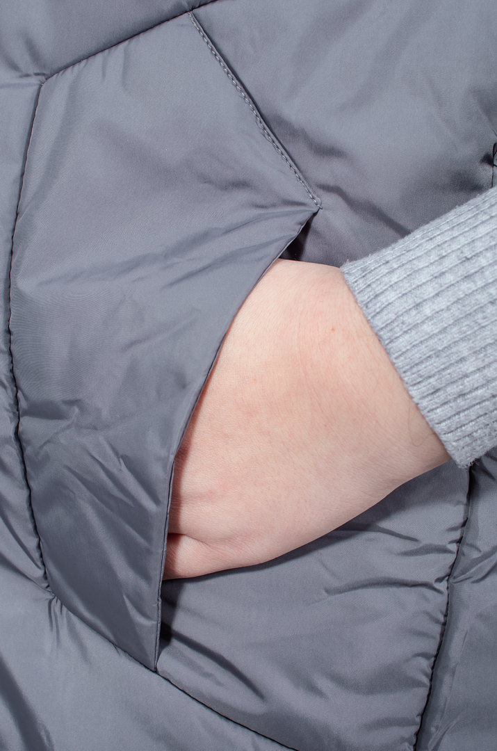 Жилет середньої довжини з принтом на спині  супер батал