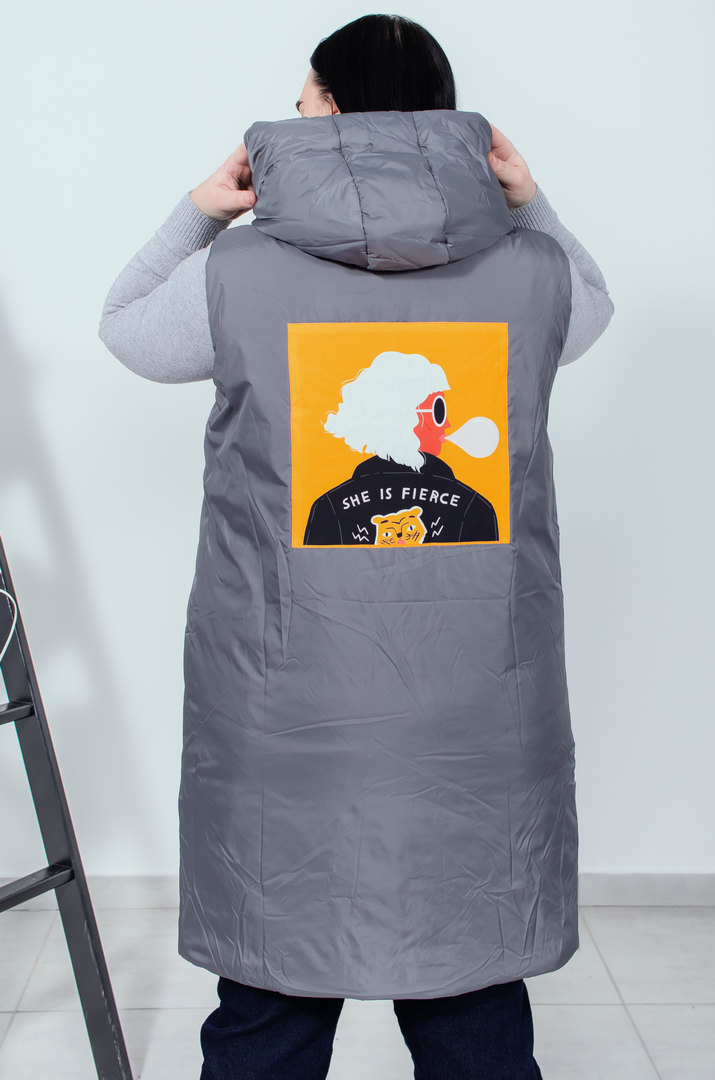 Жилет середньої довжини з принтом на спині  супер батал