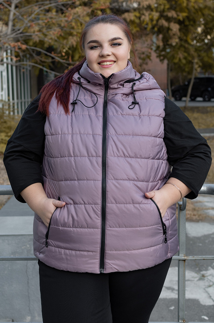 Короткий стьобаний жилет з каптуром супер батал