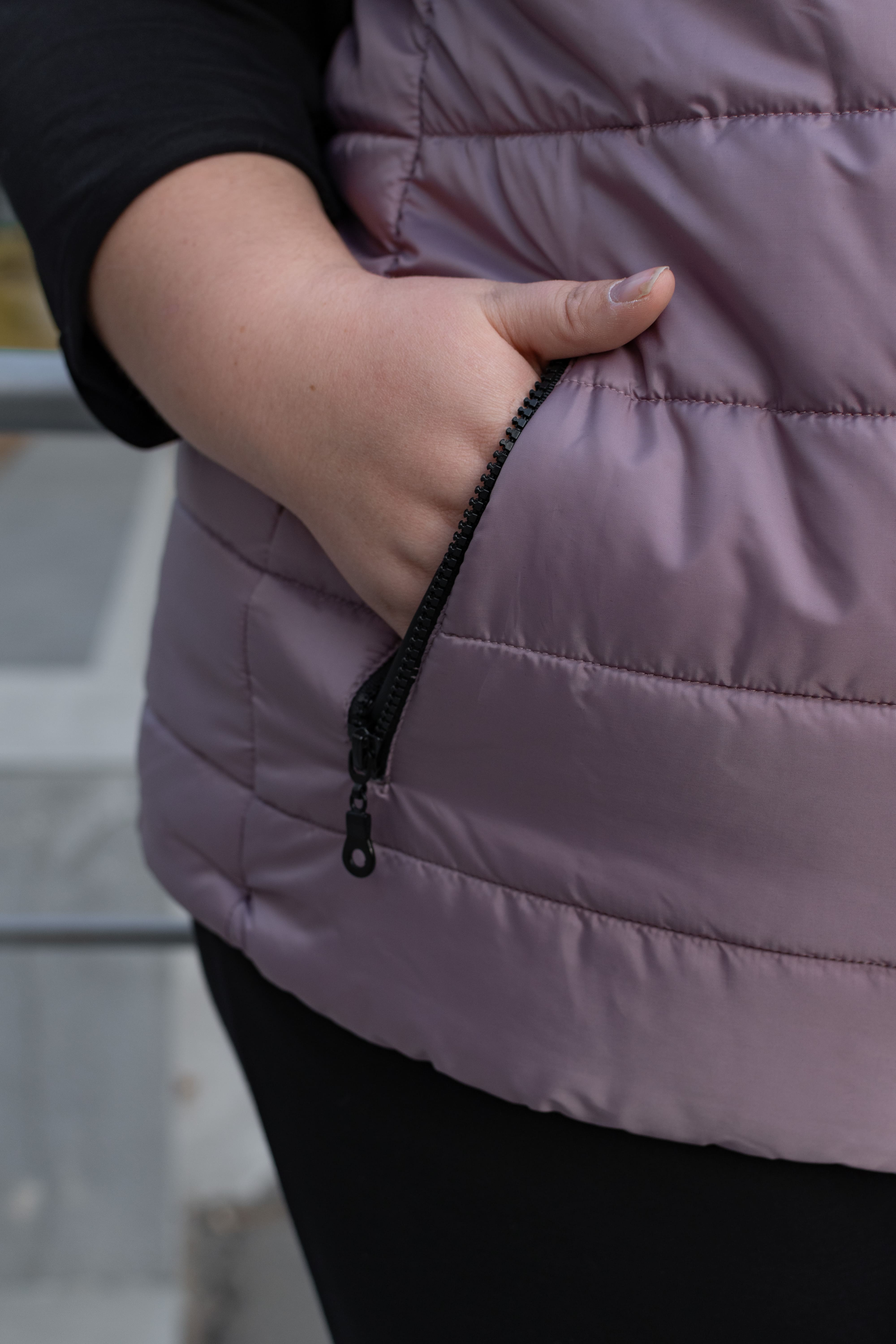 Короткий стьобаний жилет з каптуром супер батал