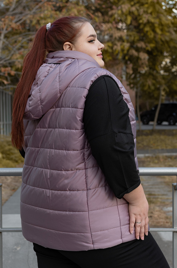 Короткий стьобаний жилет з каптуром супер батал