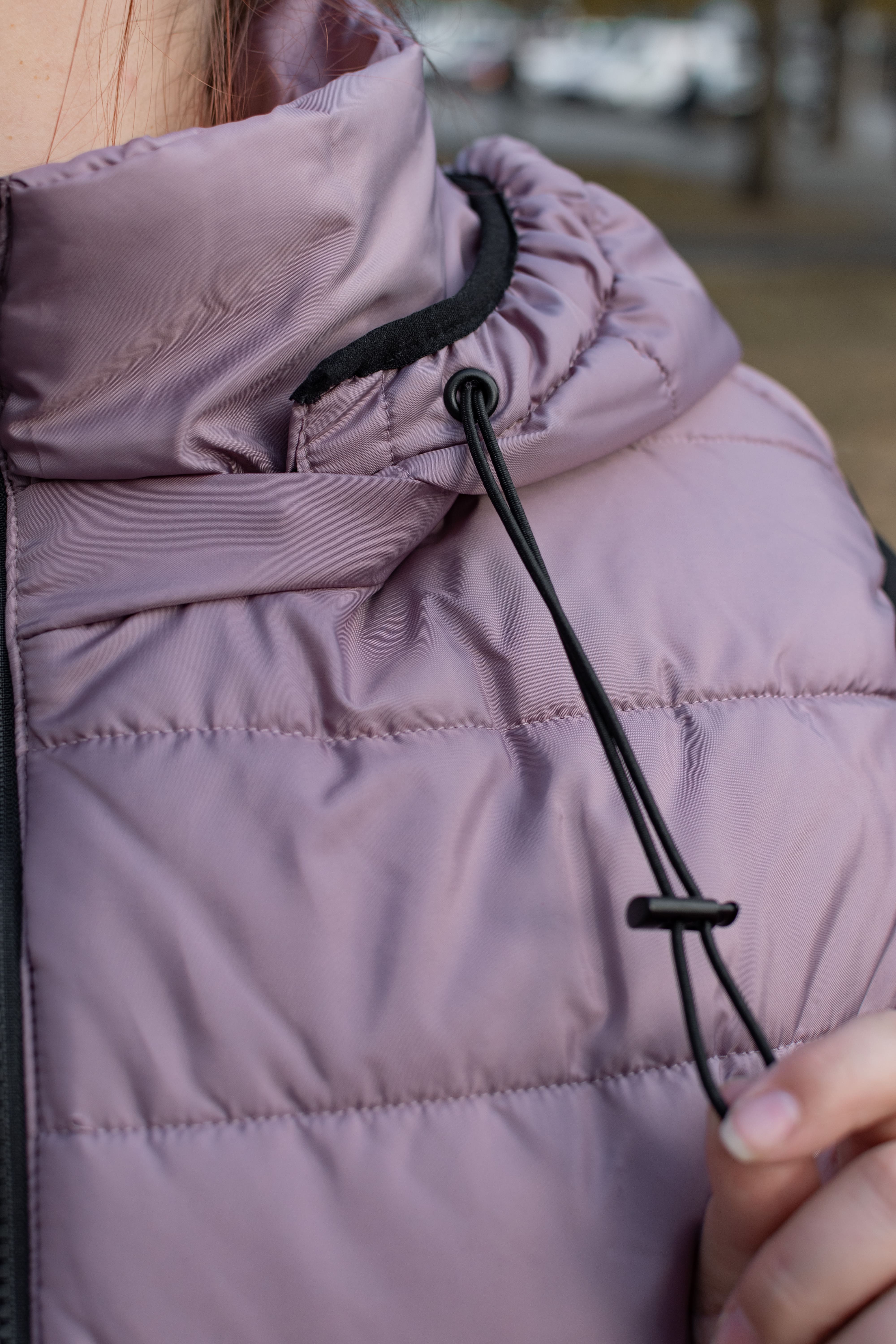 Короткий стьобаний жилет з каптуром супер батал