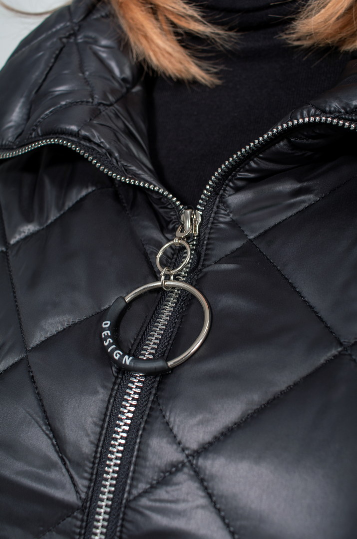 Жилет стьобаний короткий з ланцюжками на кишенях супер батал