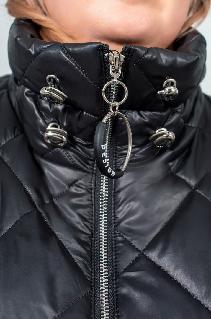 Жилет стьобаний короткий з ланцюжками на кишенях супер батал