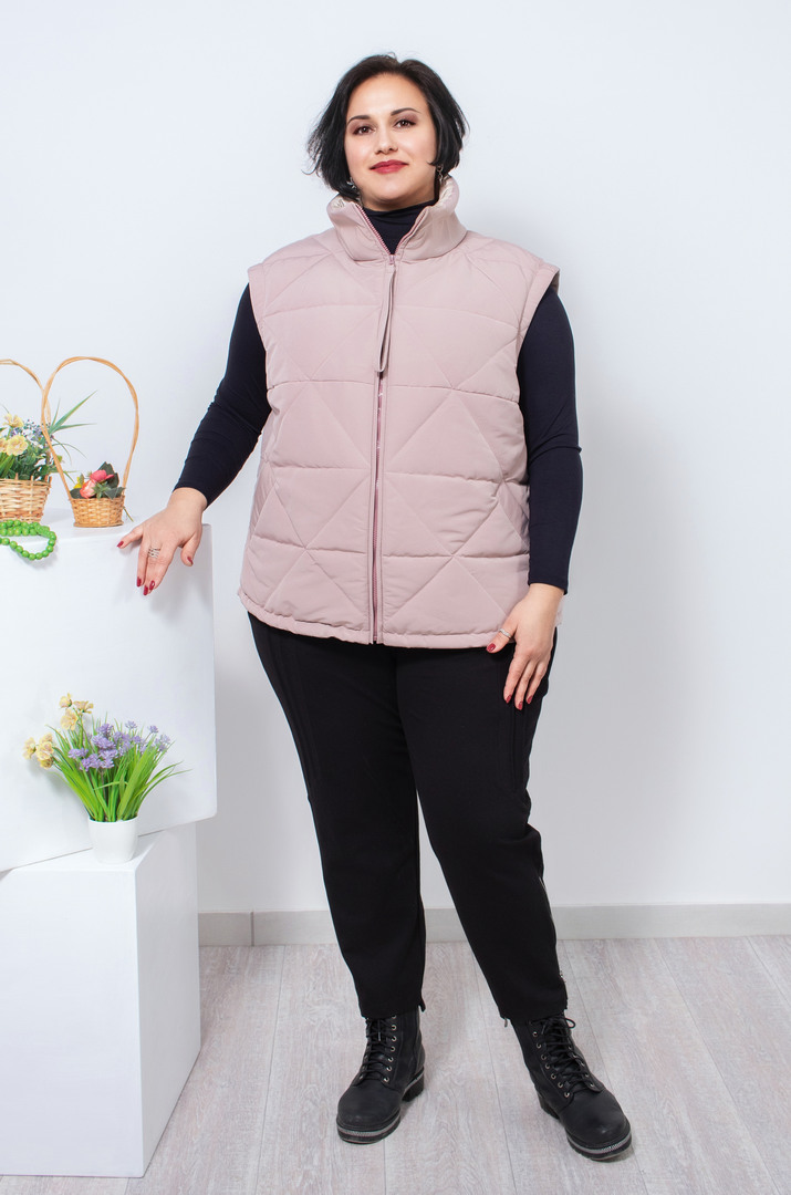 Жилет короткий пудровий батал