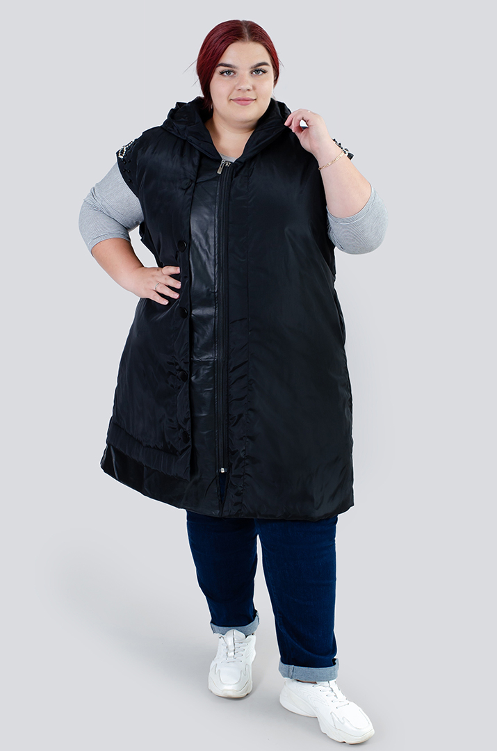 Жилет декорований стразами і перлинами батал