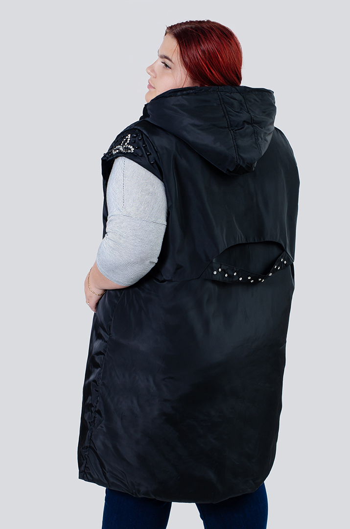 Жилет декорований стразами і перлинами батал