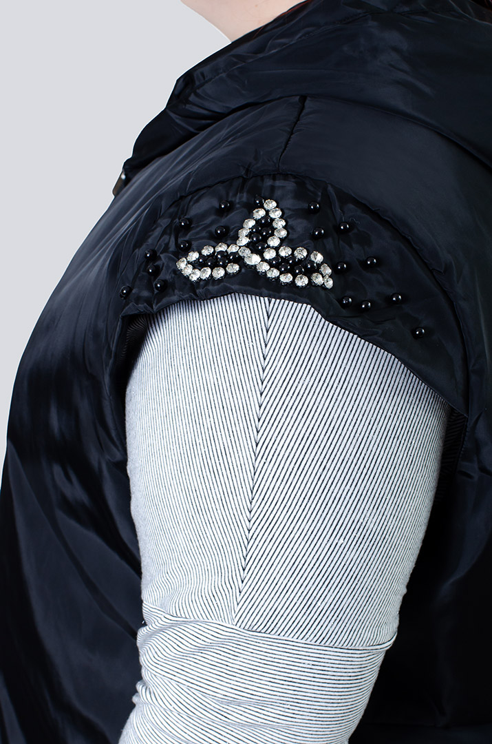 Жилет декорований стразами і перлинами батал