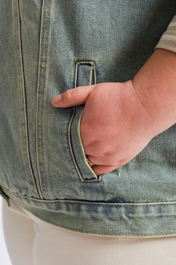 Жилет джинсовий з написами великих розмірів