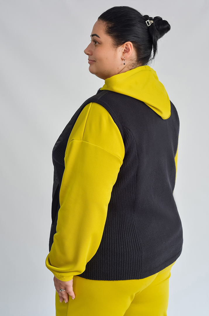 Жилет зі стьобаної плащівки з в’язаною спинкою великих розмірів