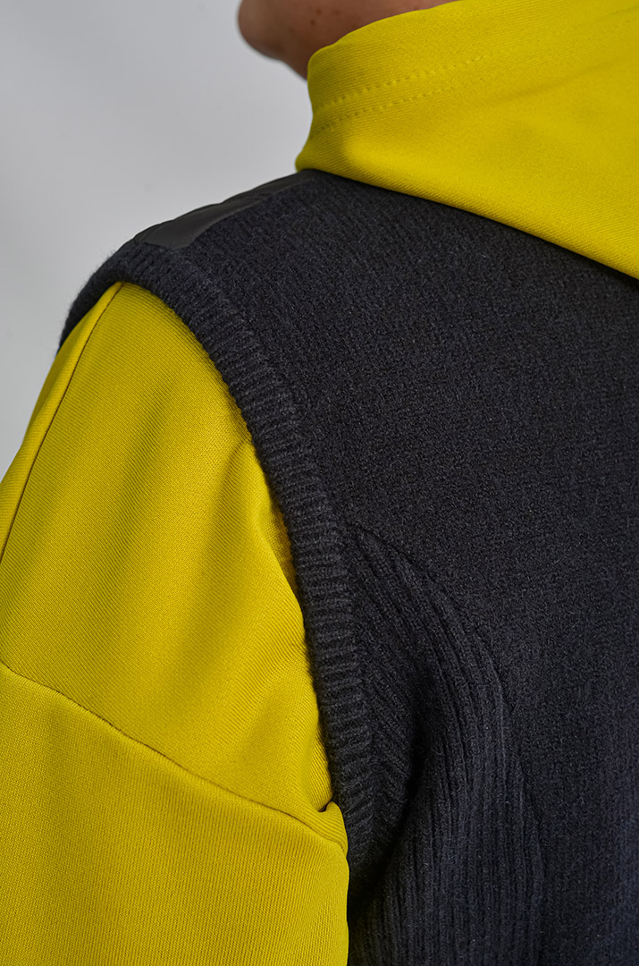 Жилет зі стьобаної плащівки з в’язаною спинкою великих розмірів