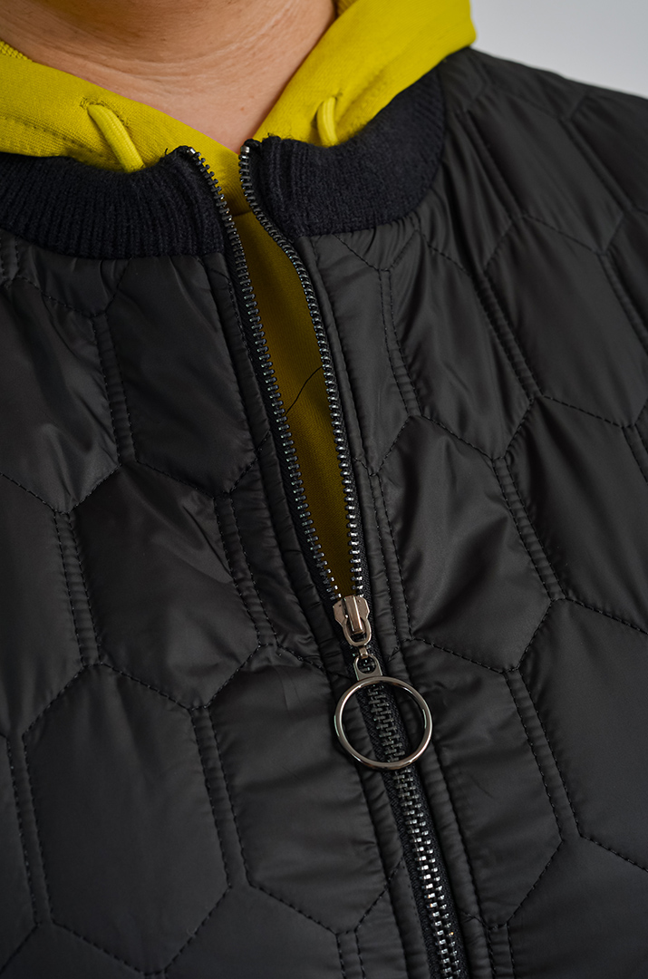 Жилет зі стьобаної плащівки з в’язаною спинкою великих розмірів