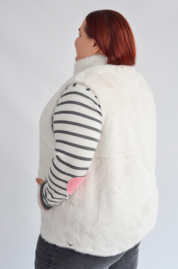 Класичний короткий жилет з екохутра великих розмірів