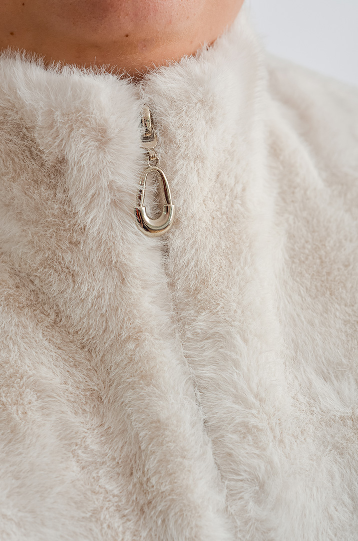 Класичний короткий жилет з екохутра великих розмірів